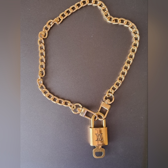 Louis Vuitton Lock and Key #342 and 16" unmarked chain - Picture 8 of 8
